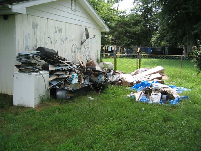 104CherryDrive001.jpg2 Aug 2004 - 104 Cherry Drive Cleanup