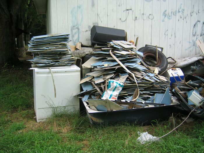 104CherryDrive002.jpg2 Aug 2004 - 104 Cherry Drive Cleanup