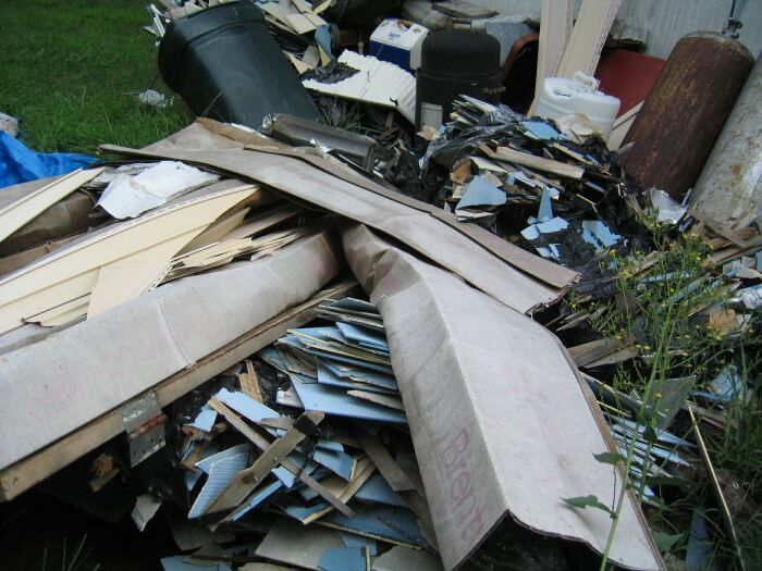 104CherryDrive004.jpg2 Aug 2004 - 104 Cherry Drive Cleanup