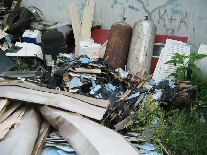 104CherryDrive005.jpg2 Aug 2004 - 104 Cherry Drive Cleanup