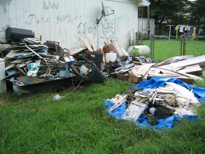 104CherryDrive007.jpg2 Aug 2004 - 104 Cherry Drive Cleanup